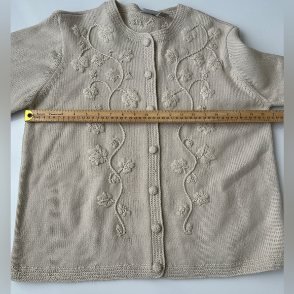Vintage Classic Elements Beige Tan Floral Embroidered Soft Knit Cardigan Medium - Picture 6 of 7